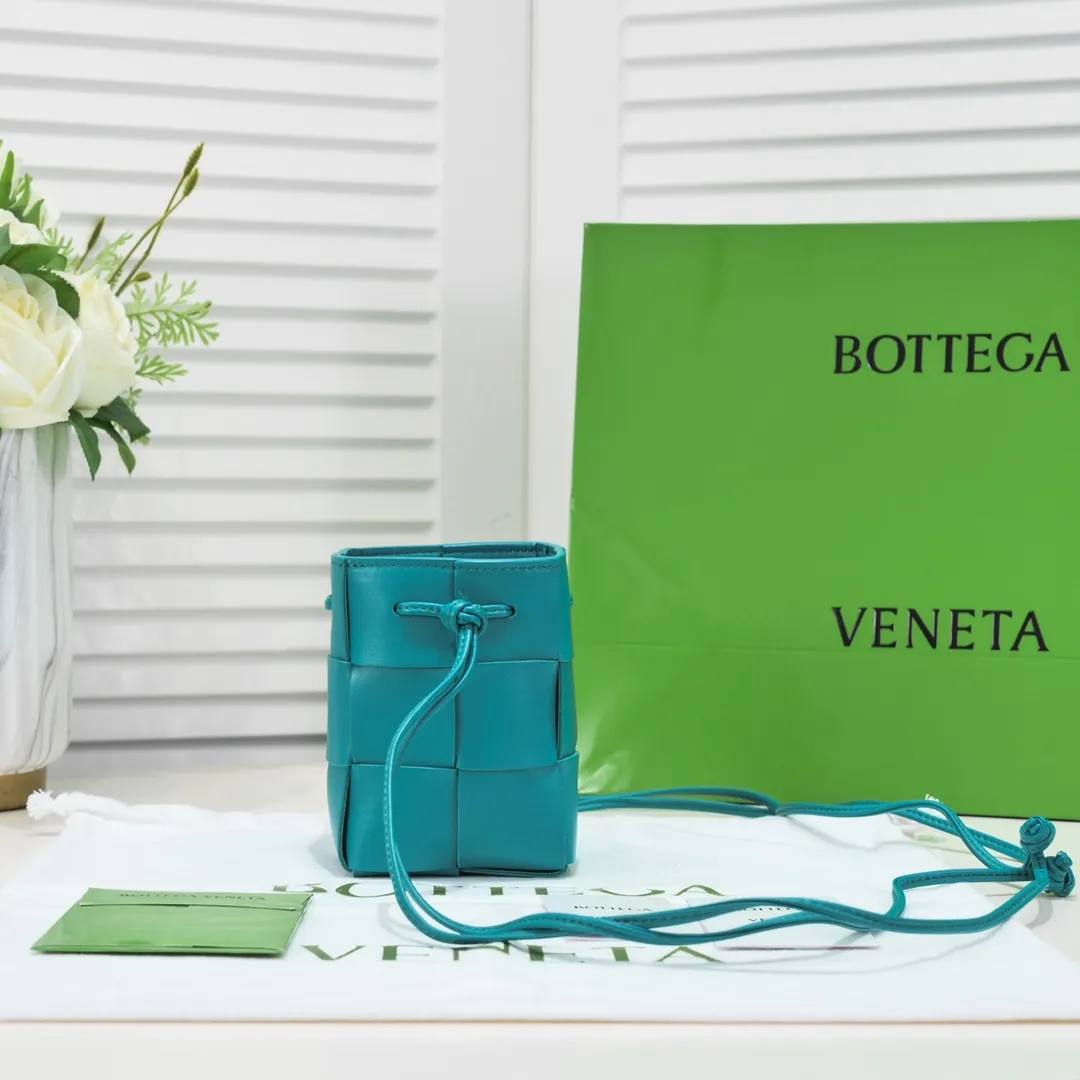 Small shining blue 🔻Bottega veneta* new woven small bucket bag latest series# The square bag shape is matched with classic woven elements, drawstring design, minimalism, and has a very large capacity. Every color is beautiful, it is simple and elegant but has a cool style. It can be used by both men and women, and the upper body is fashionable and classy! Style number: 6611# Large size: 14*9*9cm